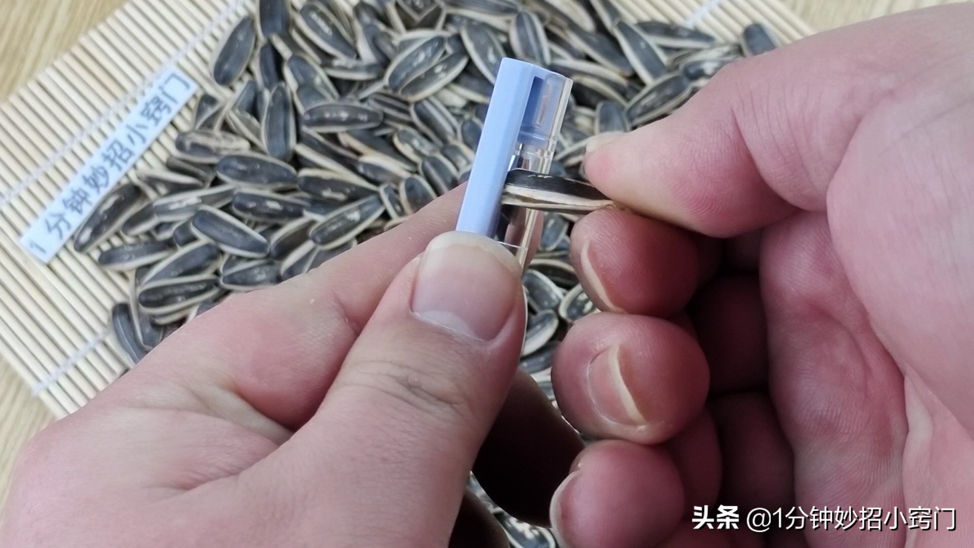 瓜子还用手剥吗,瓜子要用手剥了吃