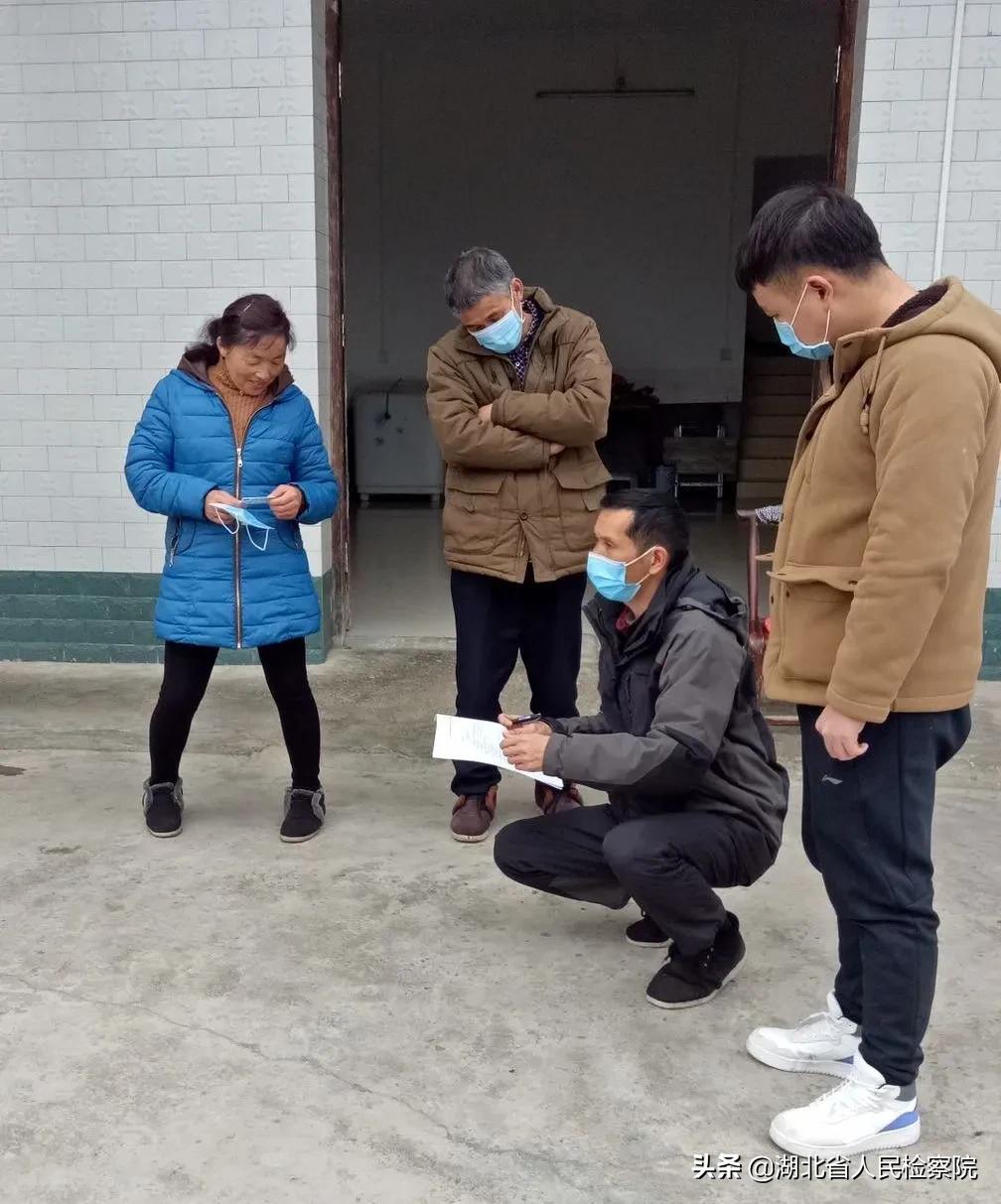 一线人员抗疫故事,战疫故事小小口罩见证警民情