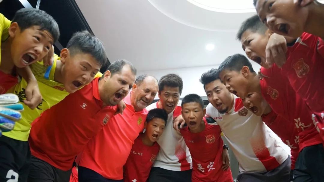 冲上中乙，是上海这家业余足球俱乐部成立十周年的最好礼物