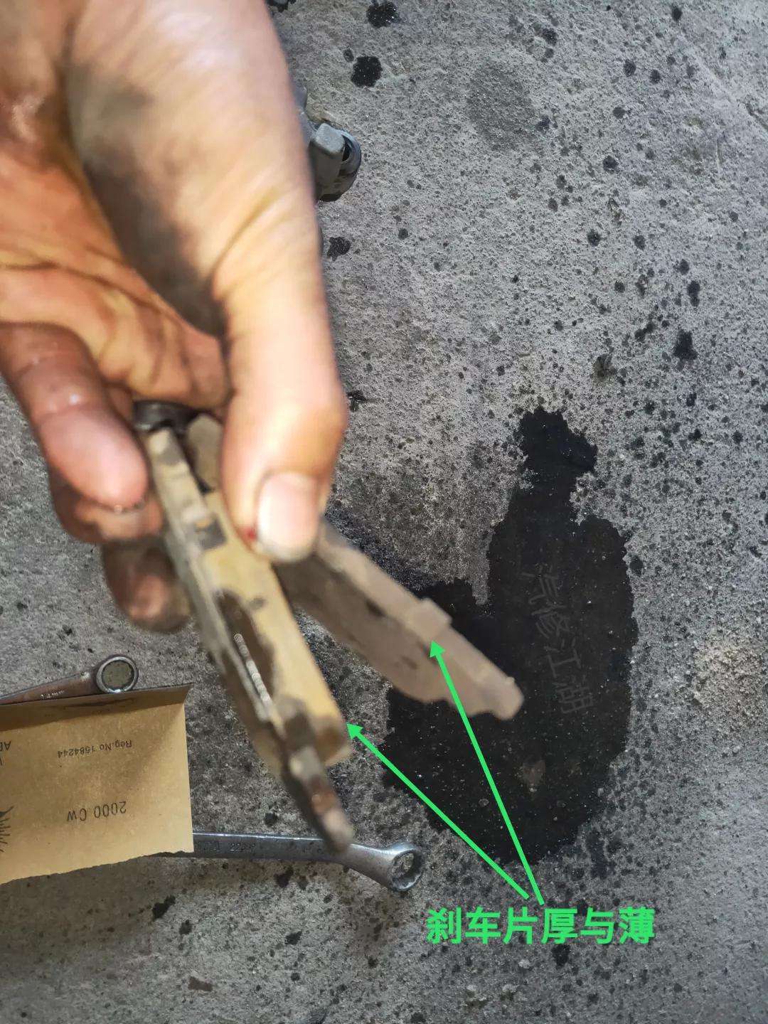 比亚迪f3更换后轮毂刹车片方法,2013丰田花冠后刹车片怎么拆