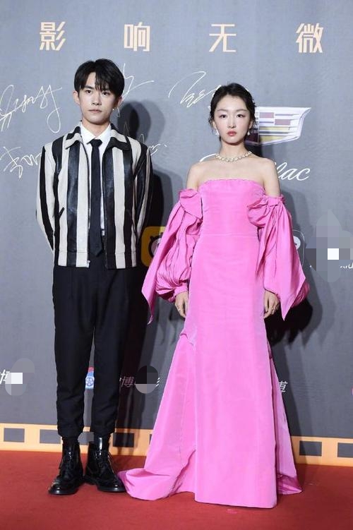 易烊千玺对周冬雨态度,易烊千玺周冬雨全程无交流与笑容