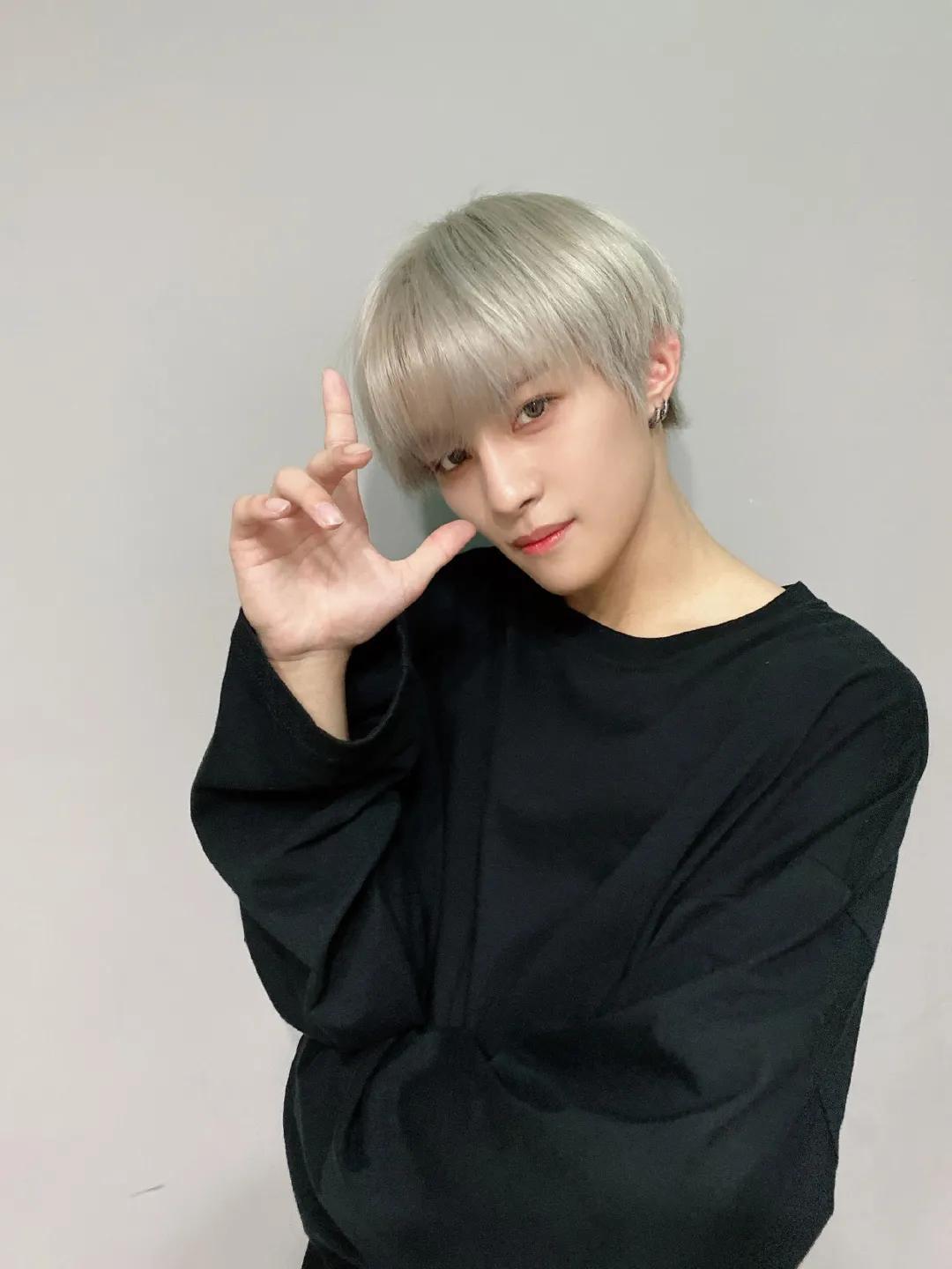 这么有钱还*爱做**豆！00后偶像家境被扒，成年礼是百亿公司的股份