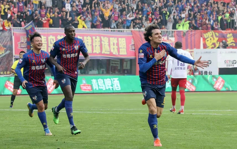 足球夺冠捧杯庆祝动作,庆功酒足球庆祝动作