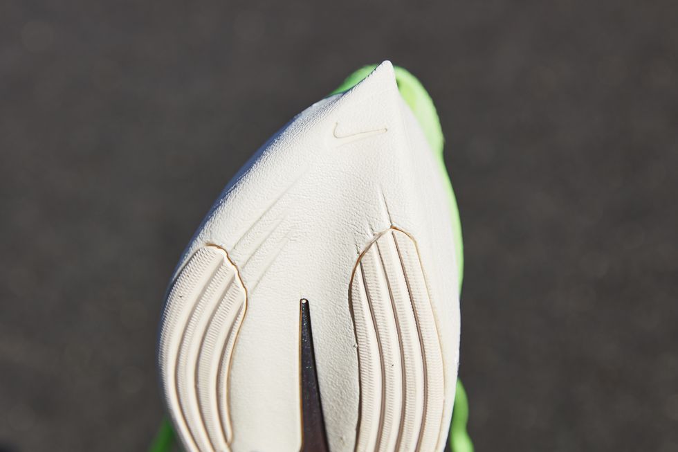 耐克男士超跑跑鞋,nike全新款2000块钱