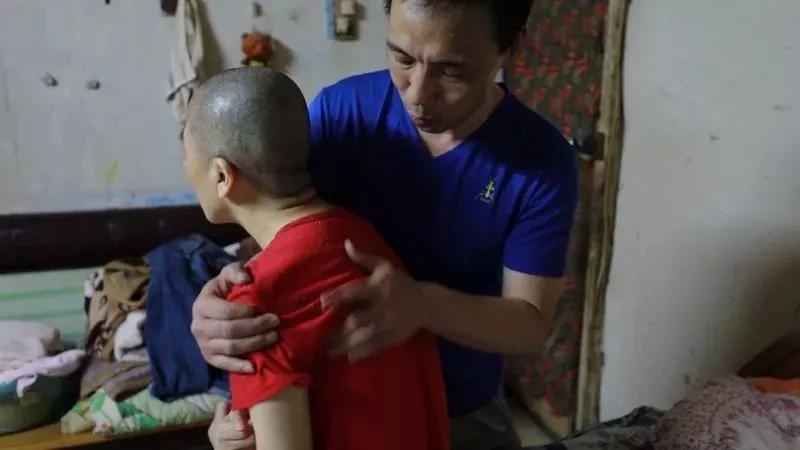 妻子昏迷十年丈夫不离不弃,妻子植物人13年丈夫不离不弃照顾