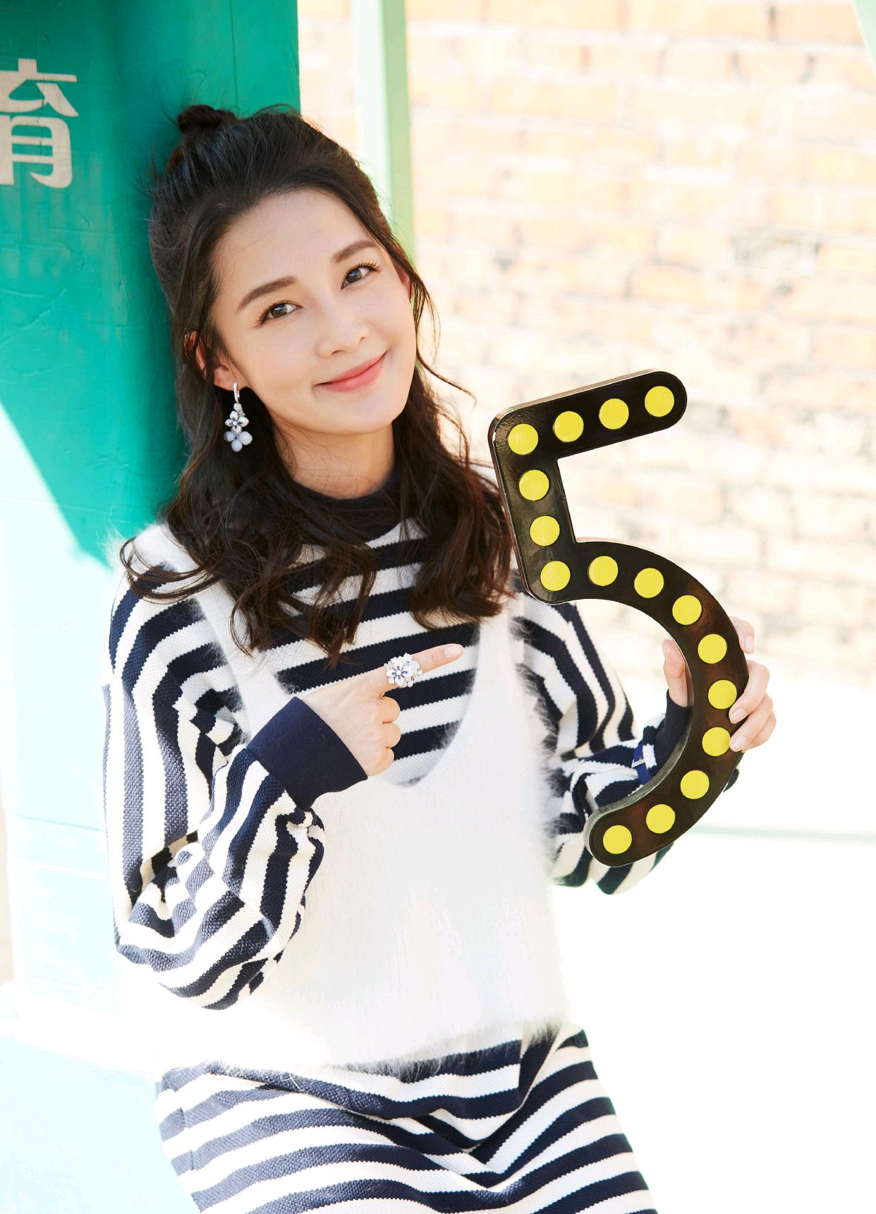 李沁的穿搭绿色西装,李沁穿黑色西装裙最新