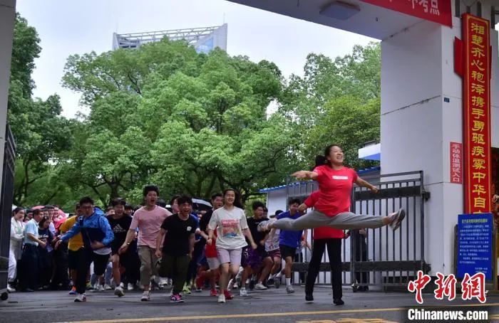 一字马女孩高考成绩网曝,一字马女生罗子欣来中国美院报到