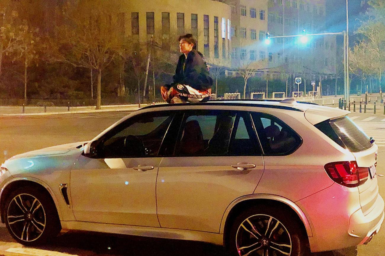 被拿刀追砍，抓伤*处私**，张培萌发文回应家暴，自己才是受害者