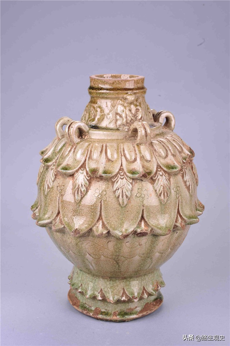 马步芳盗挖青海都兰古墓，派1个工兵营进驻，拿走金银器留下丝绸