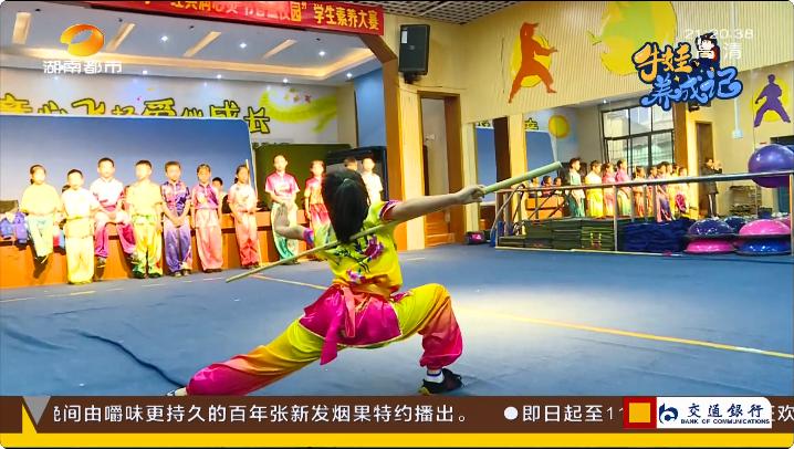 武术课里的小女孩,8岁女童武术课