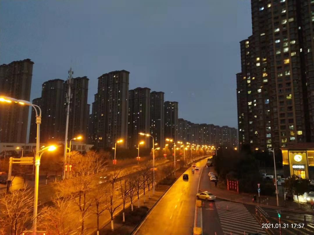 一路之隔繁华程度不一样,一路之隔和万人空巷的区别