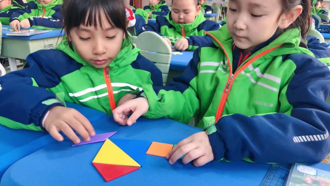 【寓教于乐】敕勒川绿地小学乌兰分校一年级开展​玩转七巧板趣味拼搭活动​