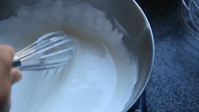 生日蛋糕奶油都用什么做的,生日蛋糕上面的奶油怎么做不会化