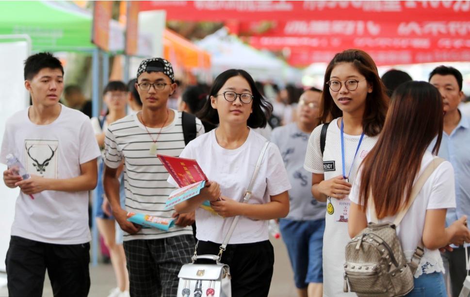 大一新生选社团要慎重，这4个社团“很烧钱”，家里没矿请绕行