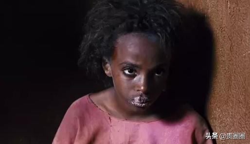 非洲黑人超模，曾被性侵、割礼、逼婚，却活出璀璨人生