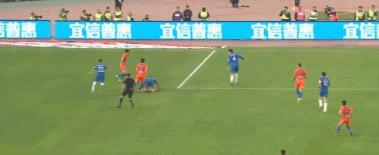 佩莱看跪了!鲁能26岁前锋身前2米无人防守一脚射门踢出界外