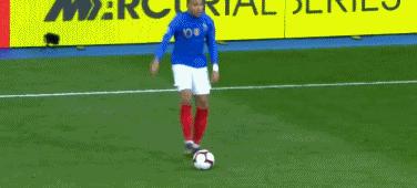 姆巴佩大胜巴萨,姆巴佩梅开二度大巴黎开门红