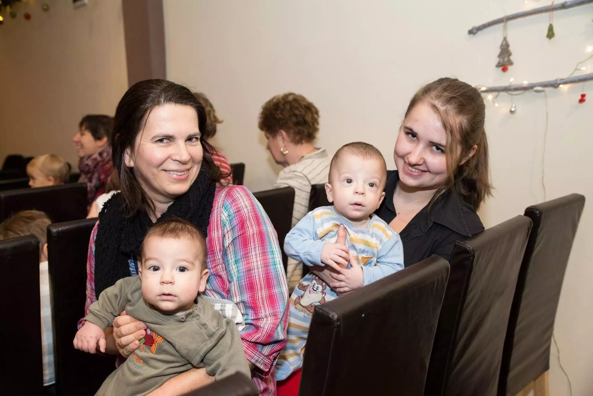 12岁孩子动手打老人怎么教育,孩子动手打老人该怎么教育