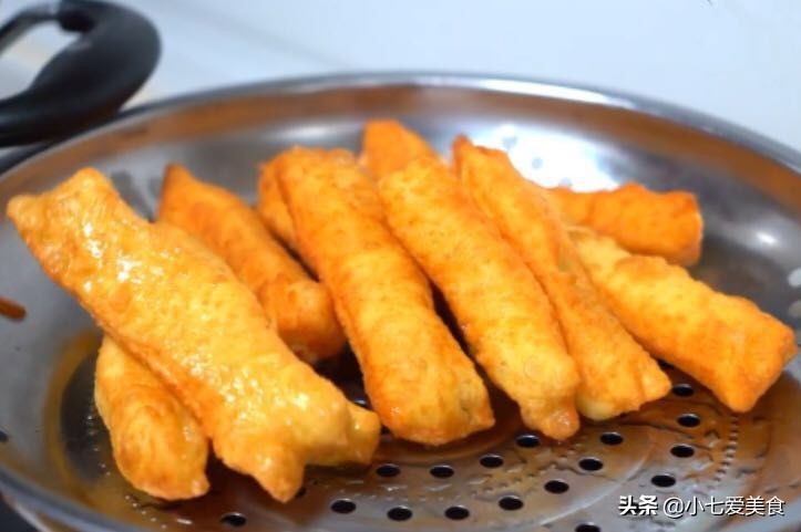 油条家庭版怎么做酥软好吃,油条配方和做法简单又好吃