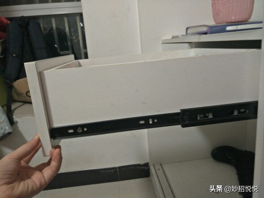 抽屉你会拆卸吗？只要找到这机关，一按一拉就取下抽屉，长知识了