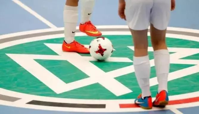 三五好友一起运动一起流汗,五人制足球赛基本战术规则