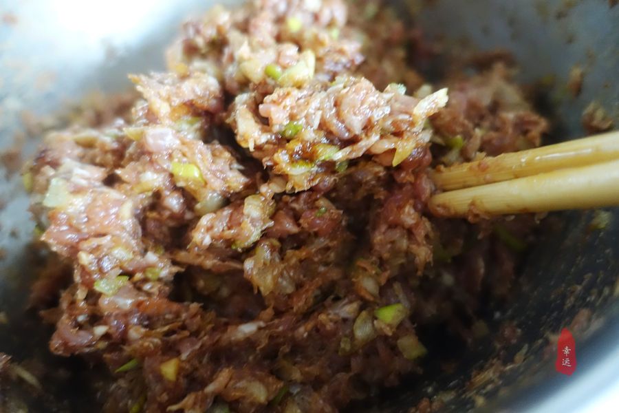 懒笼比包子、饺子都省事，盘在笼屉中，蒸熟后切开，家人分着吃