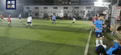 踢足球射门帅气视频,足球场上狂奔的男子