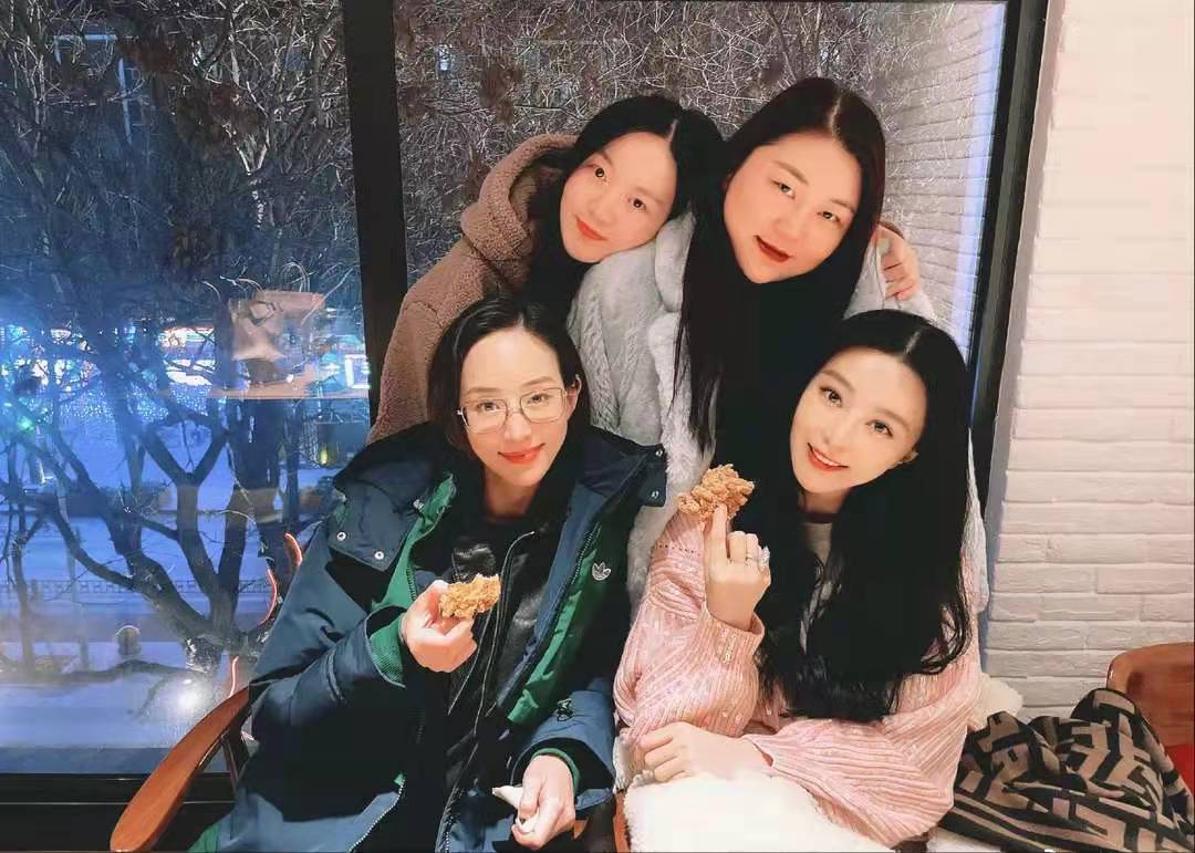 范冰冰与粉丝合影戒指抢镜,范冰冰参加友人聚会