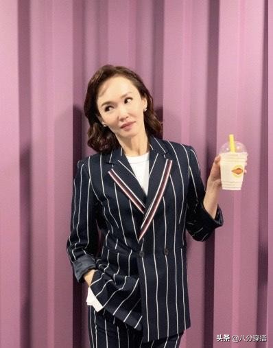 范文芳穿咖色衬衣配皮裙,范文芳气质穿搭