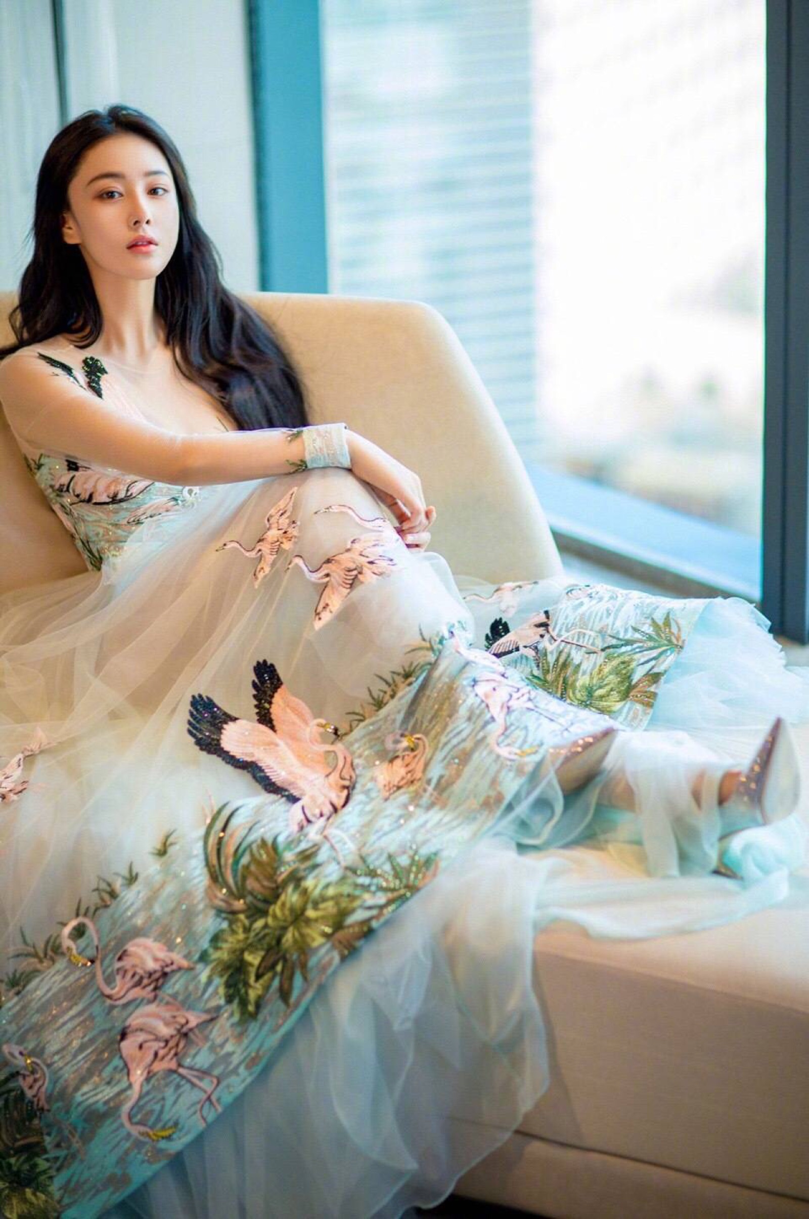 张馨予妩媚动人艳压群芳气质强大,张馨予足球惊艳写真照