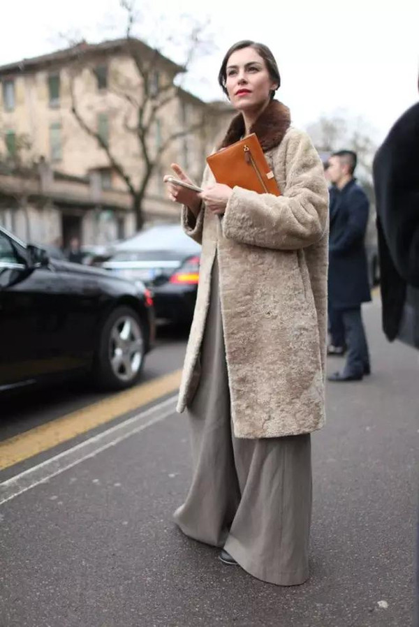 女生什么颜色的大衣显瘦还显白,驼色和深灰色毛呢大衣哪个显白