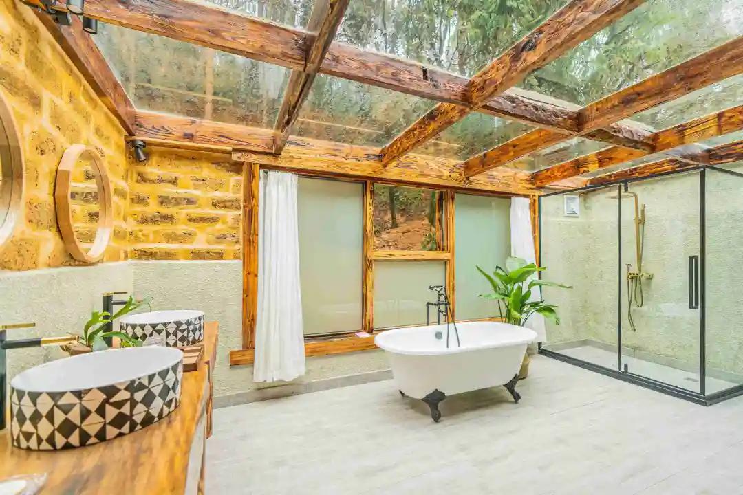 神仙眷侣辞掉高薪工作，爆改废弃山谷，造无边恒温泡池，全景树屋