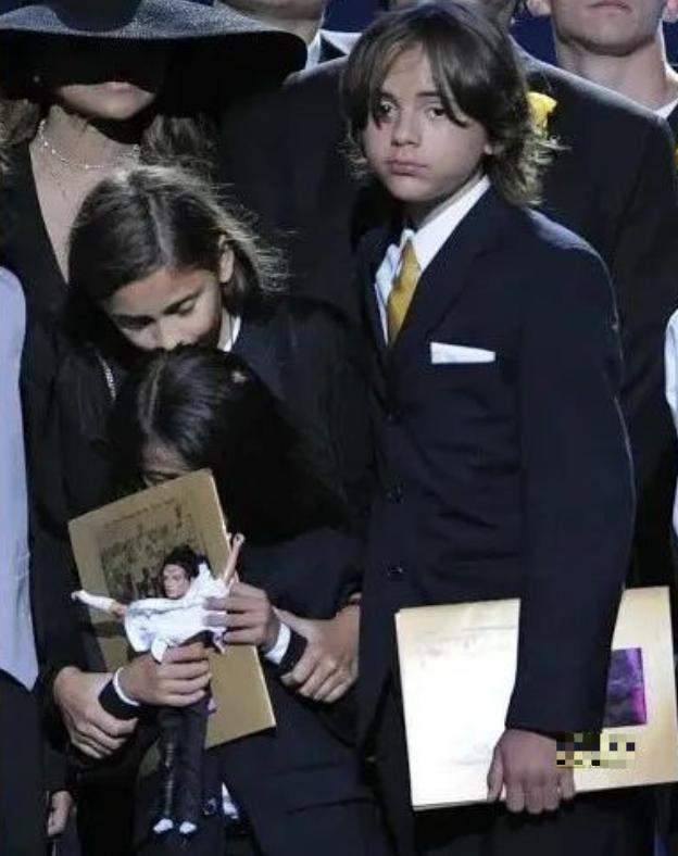 从天之骄女到卑微下跪,迈克尔杰克逊的儿女现状