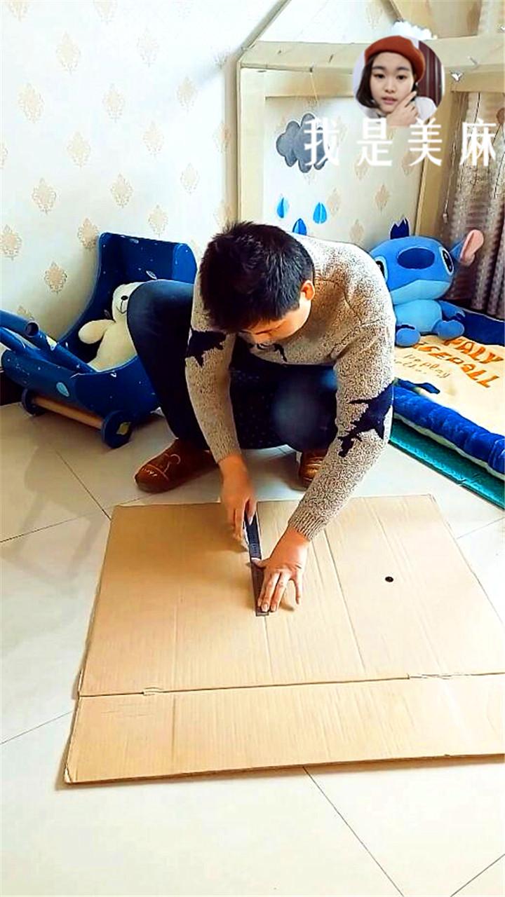 爸爸自制儿童书桌,废纸箱做书桌图片大全