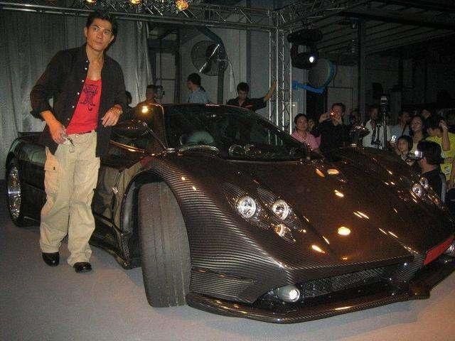 武汉一整形机构*脑洗**女大学生签高息*款贷**，称颜值即未来，外貌焦虑