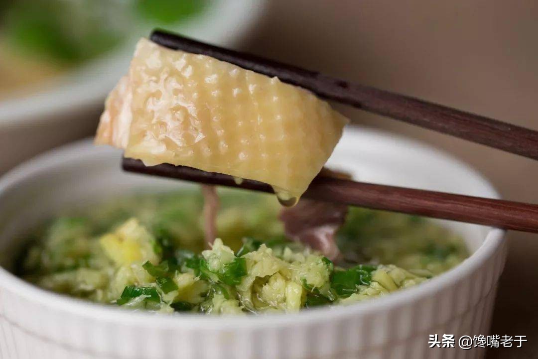 白切鸡骨头里有血是没熟吗,白切鸡骨头带血能吃吗