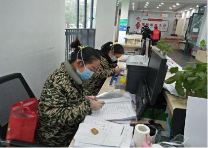 社区网格员疫情期间上门服务,桂花社区专职网格员