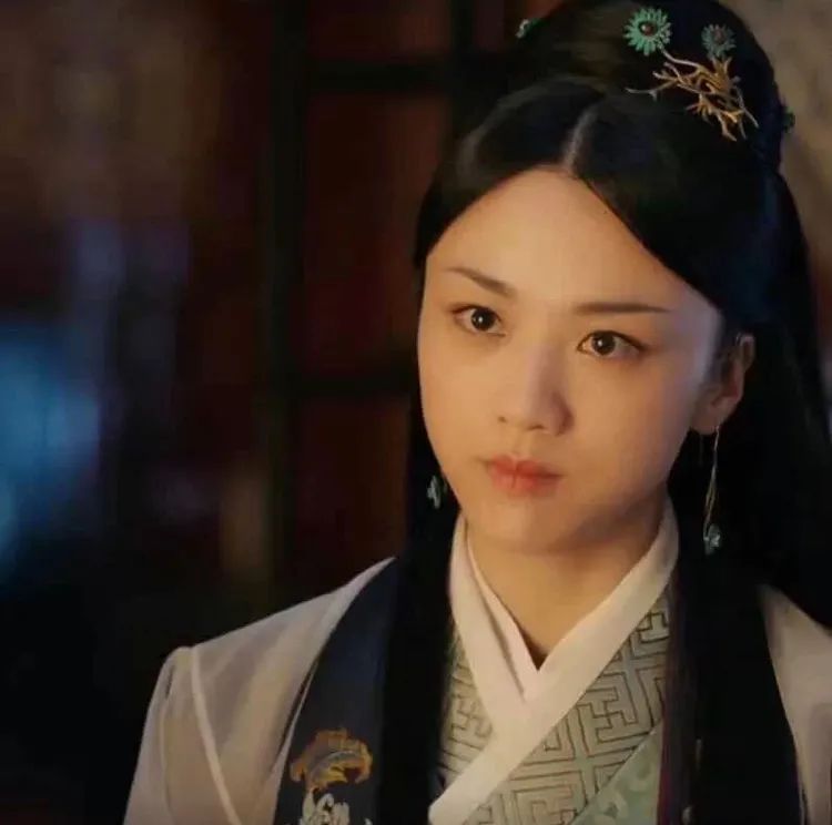 柳岩大波浪发型,适合头包脸的发型推荐