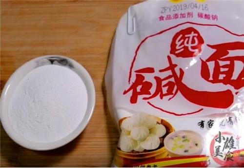 发面用酵母和泡打粉还用小苏打吗,酵母粉泡打粉小苏打和碱面的区别