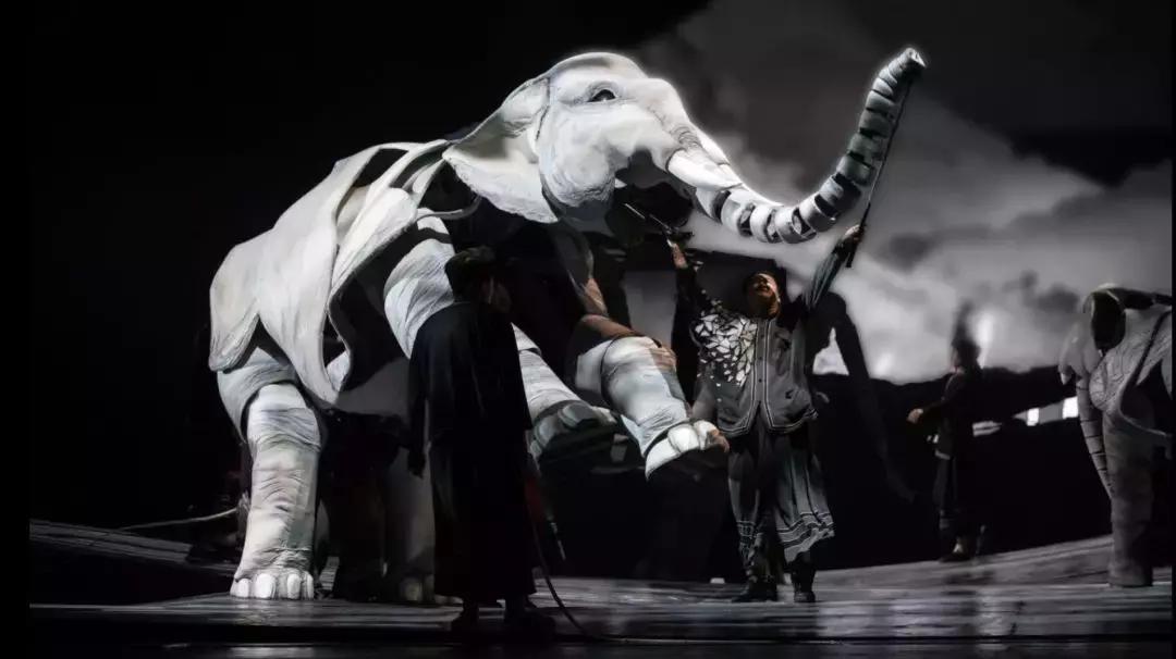 歌颂祖国,战象献礼!3.8m巨型“偶象”跳出课本