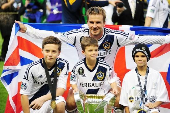 小贝一家最美照片,小贝亲子装出镜