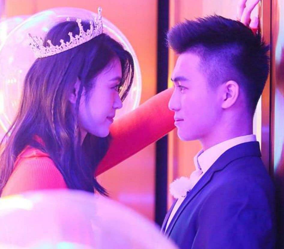 奚梦瑶何猷君戴情侣帽逛街,奚梦瑶同款帽子