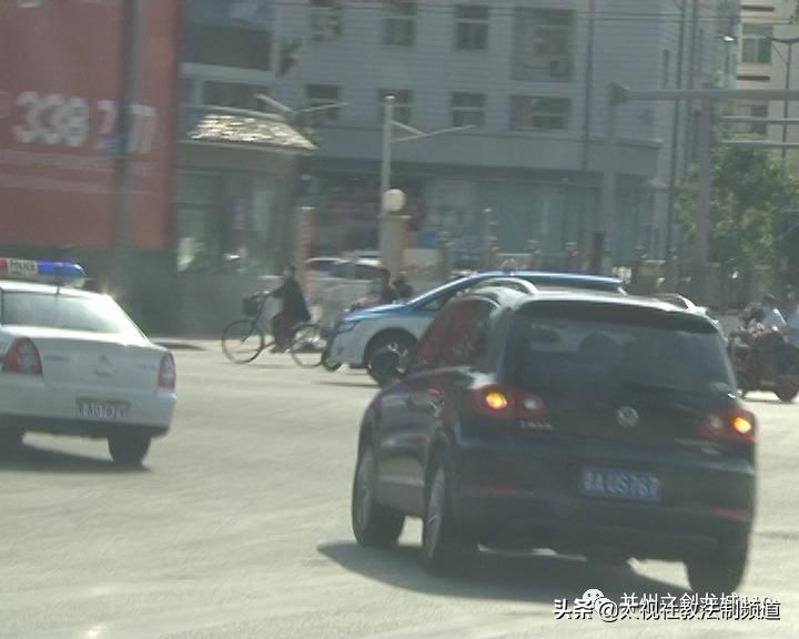 交警开道护送颅骨骨折儿童就医,市南交警紧急开道送断指伤员就医