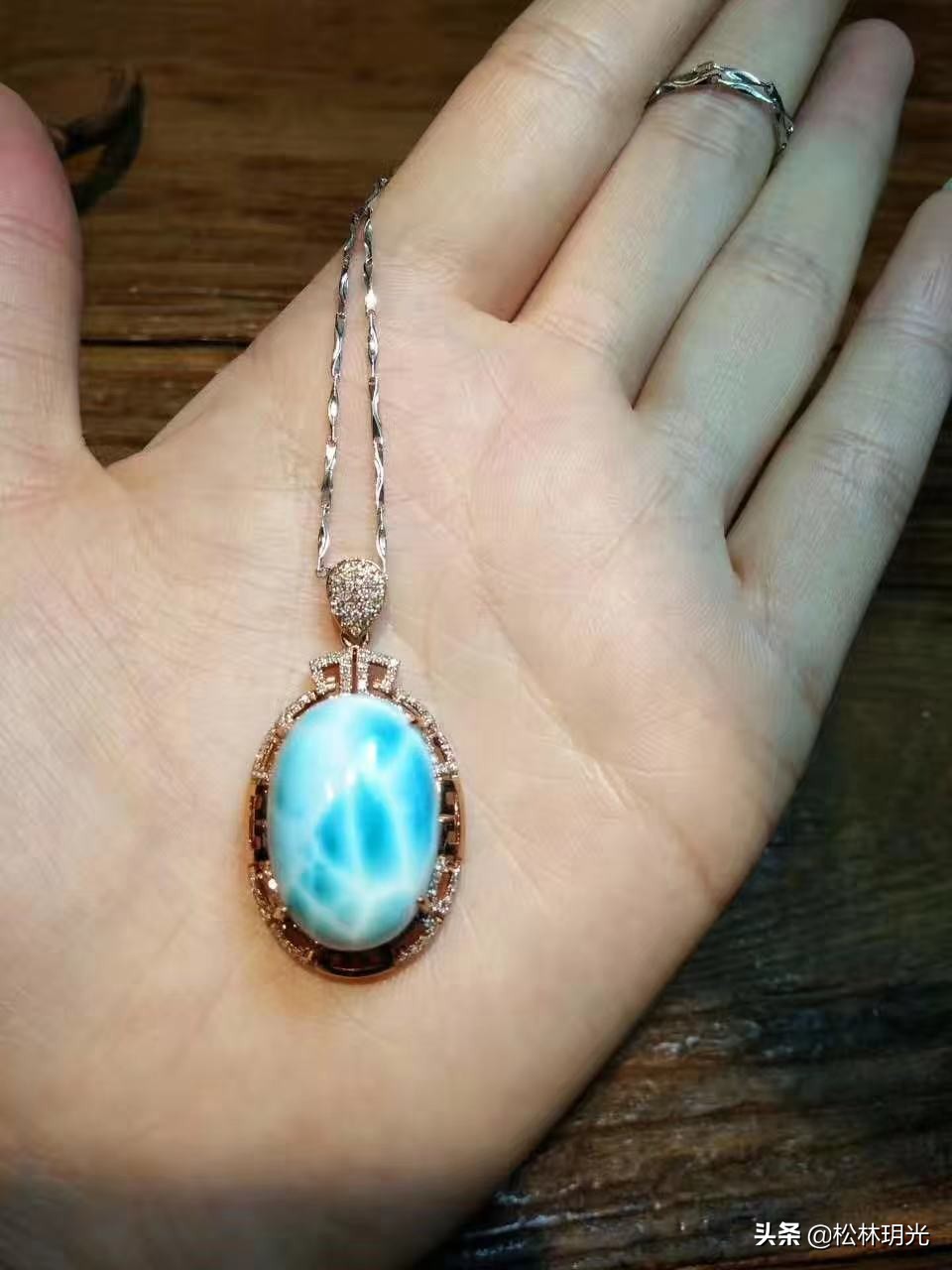 珍贵的海纹石有着它的美丽传承,多米尼加国石