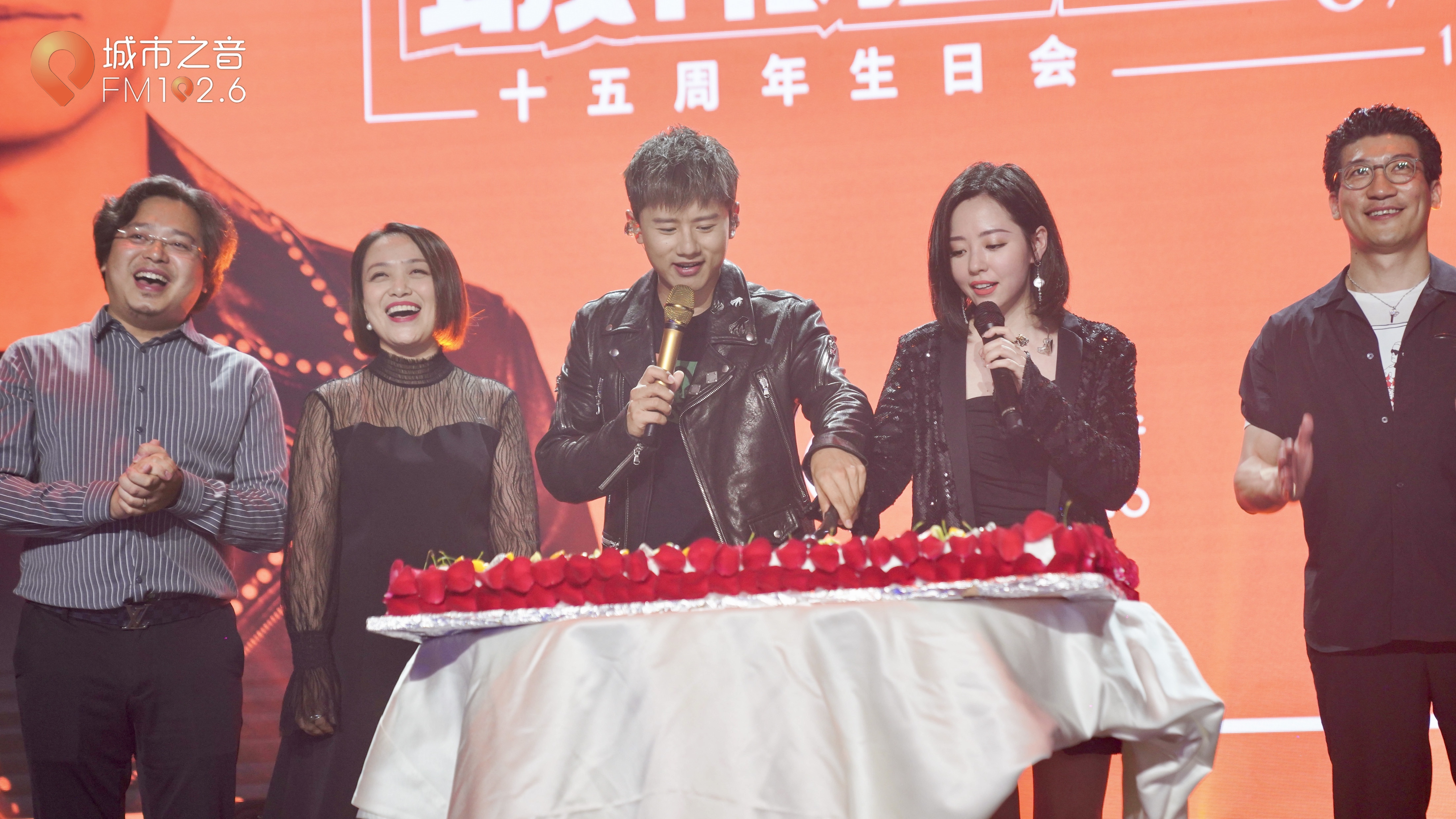 张杰张靓颖双张经典合唱,张杰跟多年的好兄弟一起唱歌