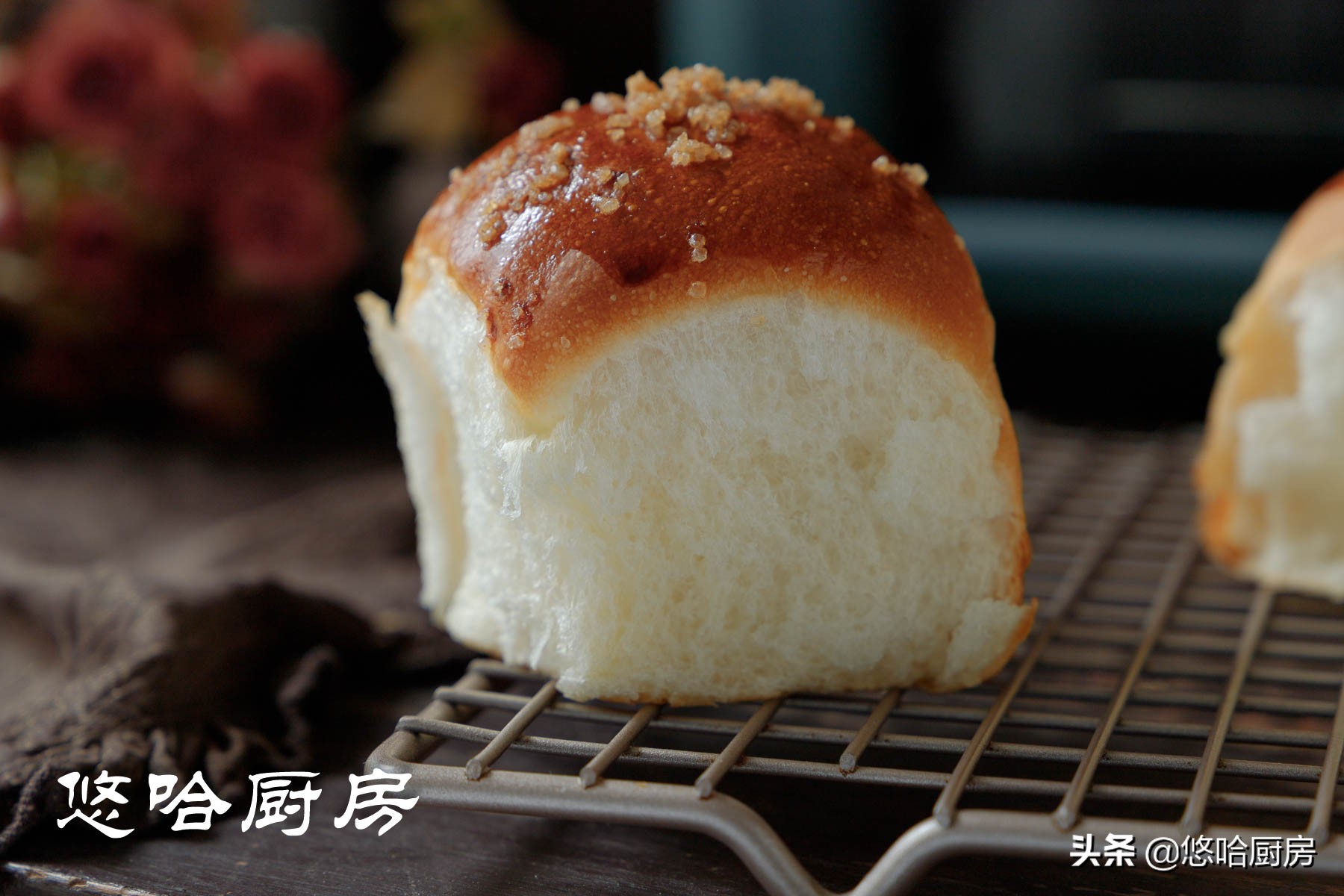 爱吃面包不用花钱买,香甜的松软小面包快快动手制作吧