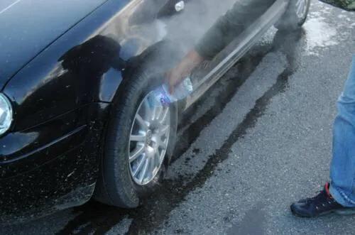 天气冷刹车片冒烟怎么办,汽车刹车片温度过高怎么回事