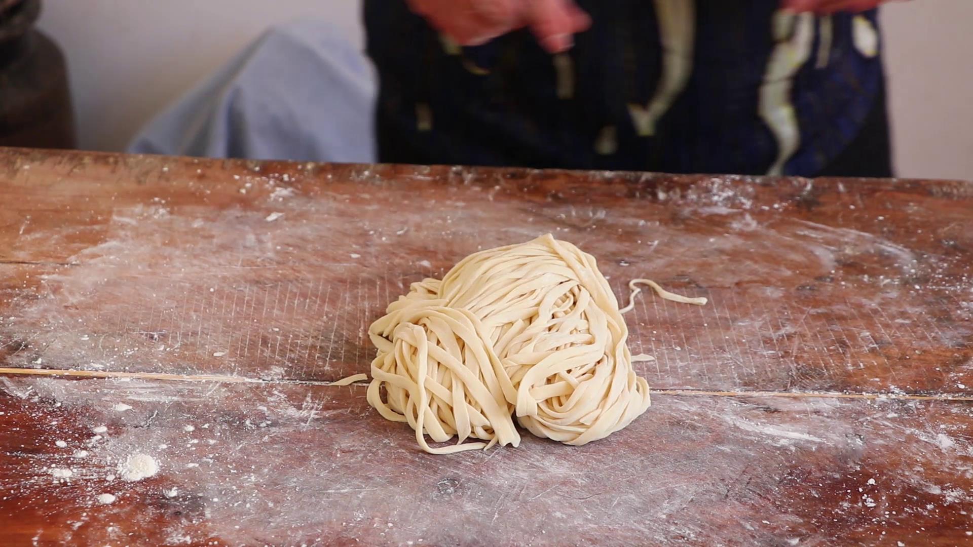 手擀面面条和面的正确配方,手擀面条怎样和面筋道商用