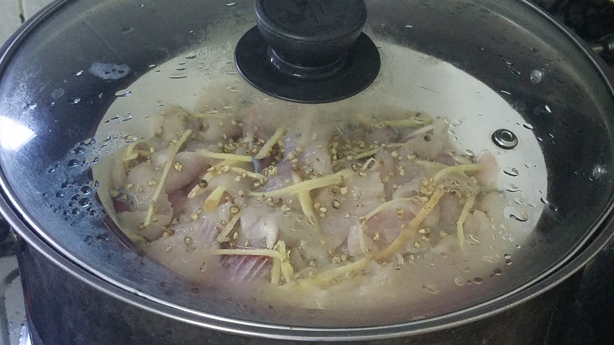 怎么炖草鱼好吃又简单家常做法,草鱼怎么炖好吃又简单家常做法