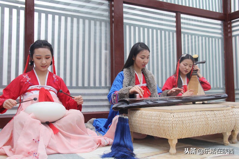 美女红酒肚兜秀，最美中国风，寒冬中华郡嗨翻天